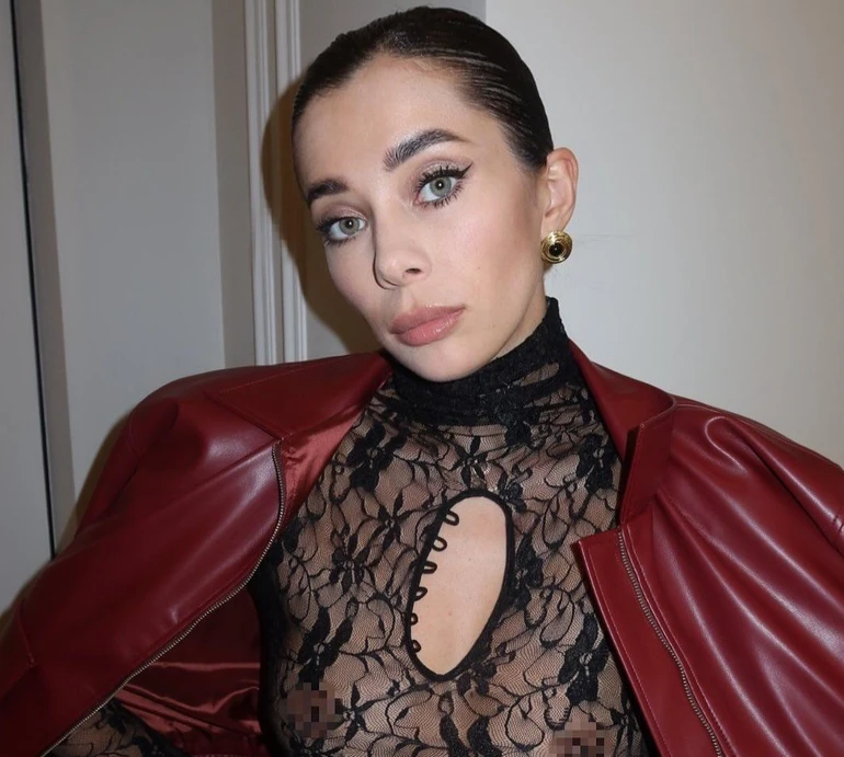 Неплях у мереживному бодіс'юті посвітила голими персами для звабливих фото