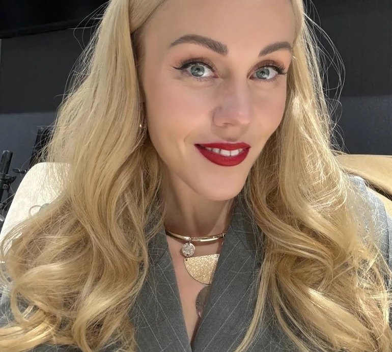 Олена Тополя у рожевому топі показала, як качає стегна у спортзалі