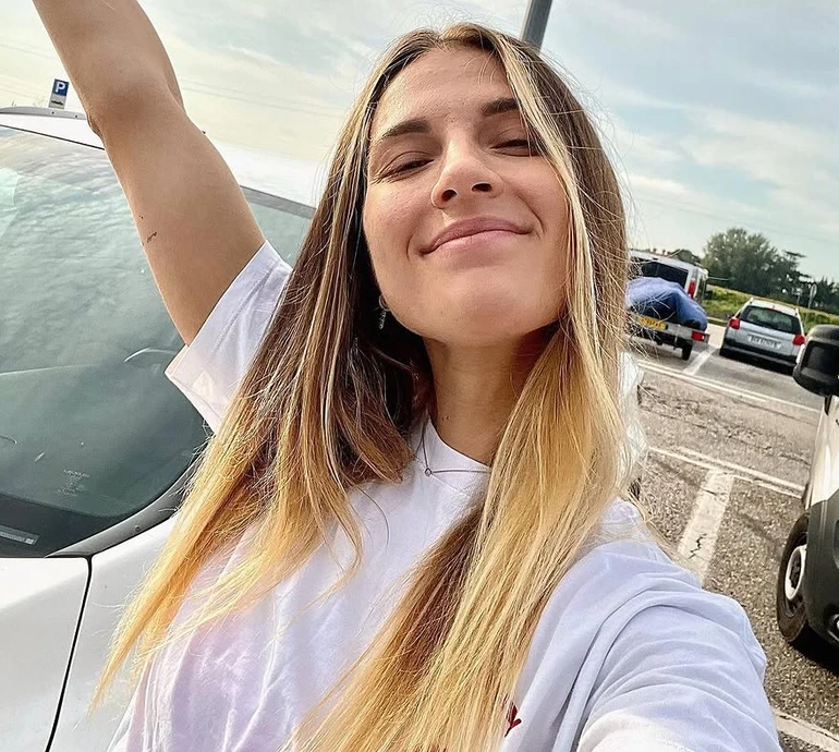 Харлан із нареченим пообіймалися на тлі гірського озера в Італії. Фото