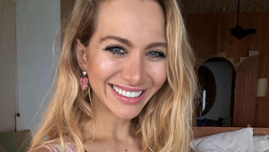 Жінка власника ОККО показала релакс у басейні з ним і двома доньками. Фото