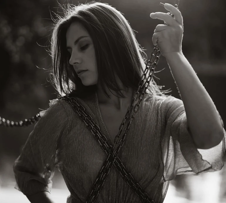 Хижняк у сплетінні ланцюгів на чуттєвих фото нагадала собі персонажку міфу