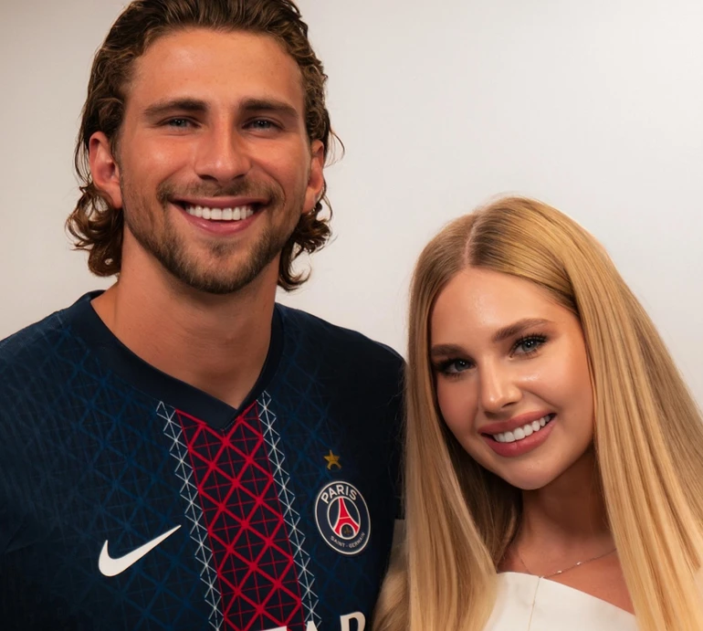 Забарний у вишиванці пригорнув ошатну дружину та приміряв футболку ПСЖ зі своїм ім'ям