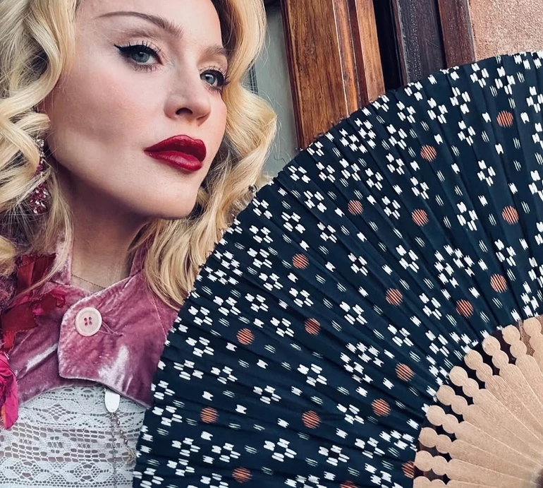 Сексі луки, танці та конфуз з голим бюстом: Мадонна у корсеті феєрично відсвяткувала своє 67-річчя з дітьми і коханим в Італії. Фото