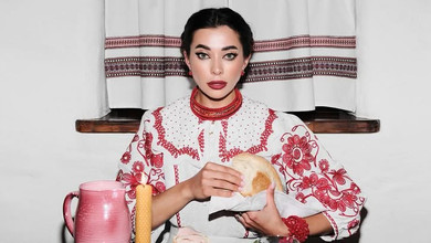 Смачне привітання: Неплях у вишиванці та коралях поласувала салом із зеленою цибулею. Фото