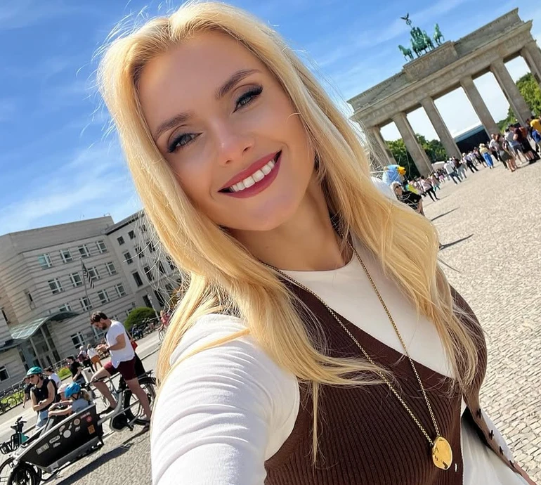 Федишин із мамою в мінішортиках показалася на світанковому фото з Парижа