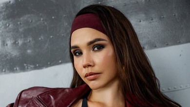 Чорний + бордо: Татарінцева в ефектному луці з зухвалими вирізами посвітила принадами коло літака. Фото