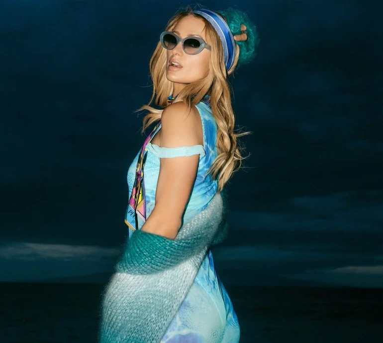 Рік розпочався чудово: Періс Хілтон у блакитній сукні прогулялася нічним пляжем з сином і дочкою. Фото