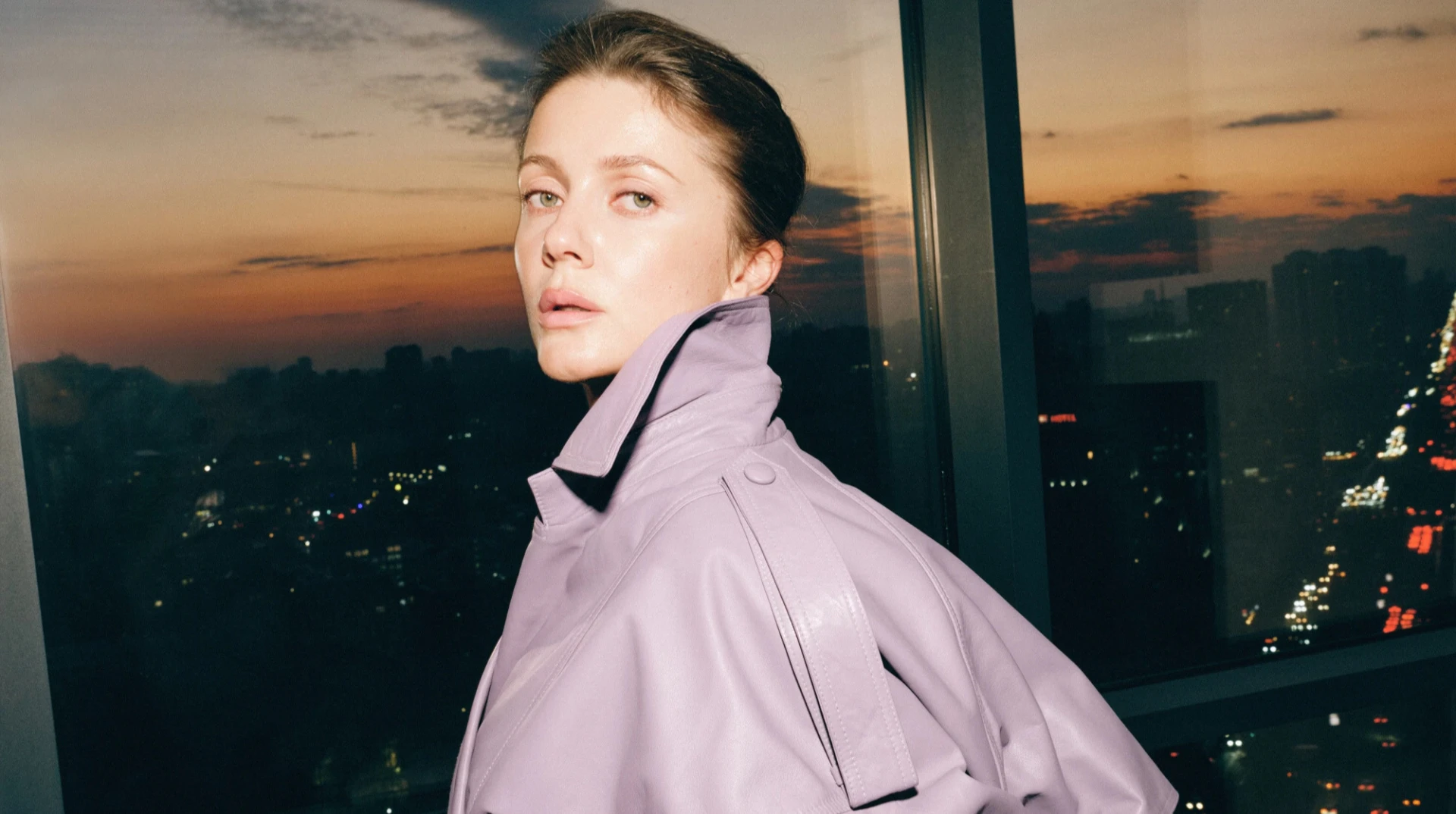 KOLA посвітила ногами в ажурних колготках і шкірянці та зізналася, чи дозволяє чоловіку критикувати свою музику