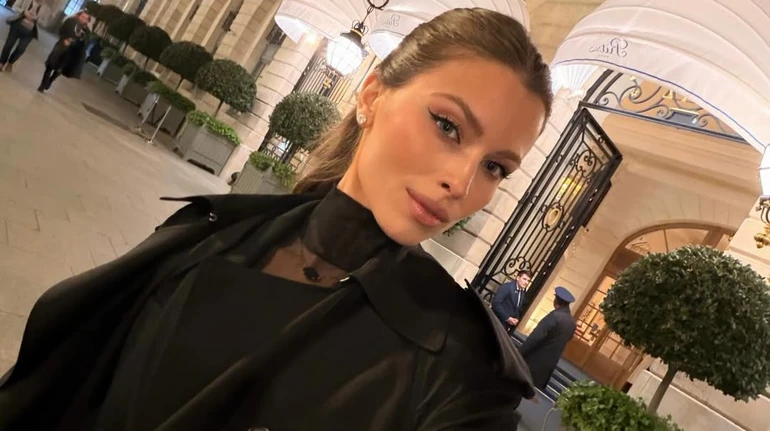 Життя триває зараз: онука Ротару у блакитному шовку з величезним бантом пострибала на ліжку для мотиваційного відео