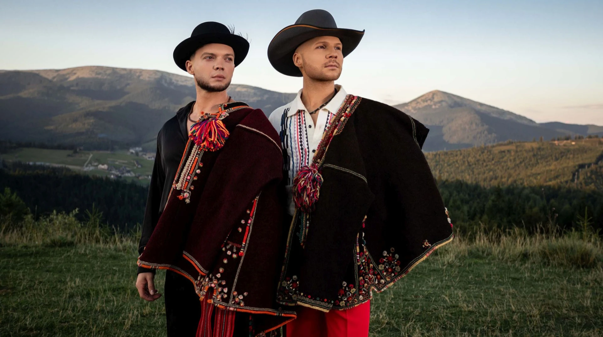 Карпатське фламенко, вогонь і трембіта: Vlad Darwin і Лазановський представили атмосферний кліп на трек, написаний у маренні під час ковіду