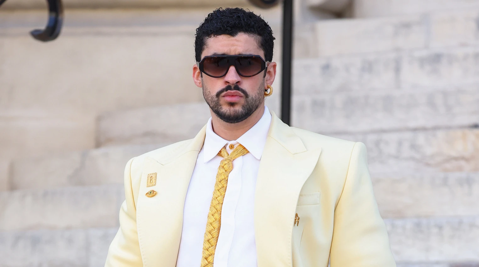 Bad Bunny з косою на шиї, Вера Вонг в екстраміні та Емма Коррін у пір'ї та з дзьобами на грудях попозували на Тижні моди у Парижі