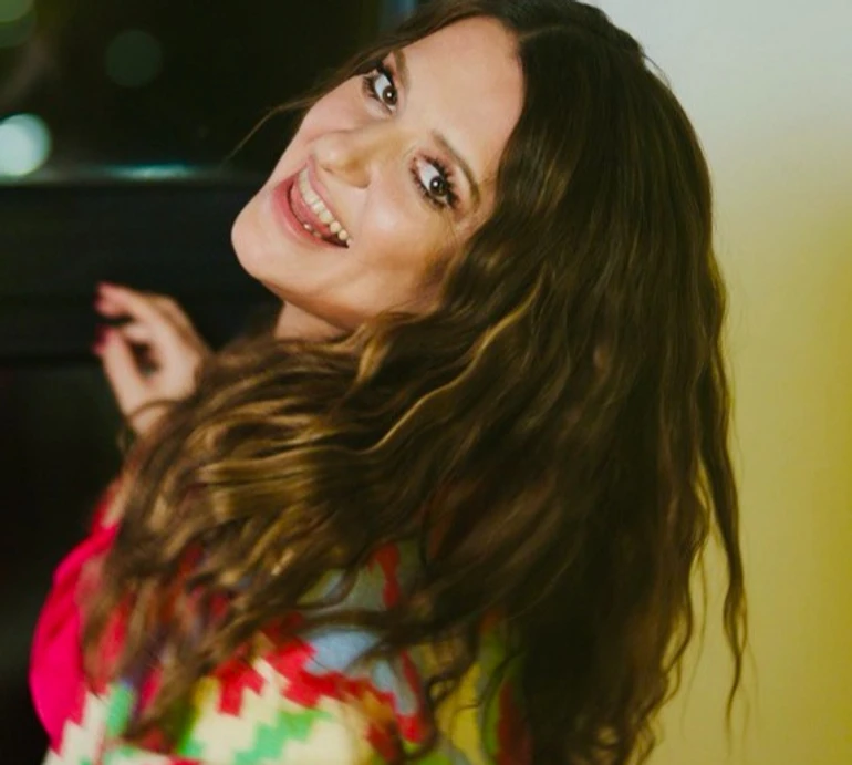 Могилевська в червоній сукні та на підборах заспівала про Різдво вдома. ВІДЕО