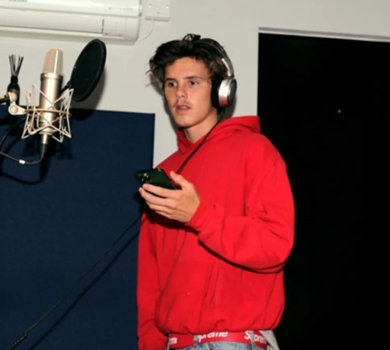 Молодшого сина Бекхемів заскочили на прогулянці зі старшою за нього акторкою з Австралії: що відомо про дівчину