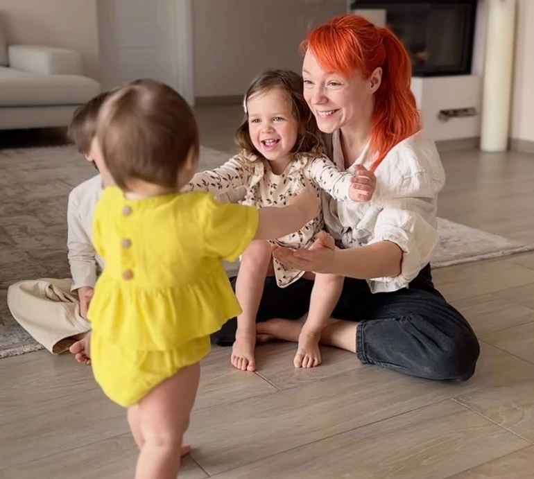 Вітаємо в вертикальному світі: Тарабарова показала перші кроки 11-місячної доньки. Відео