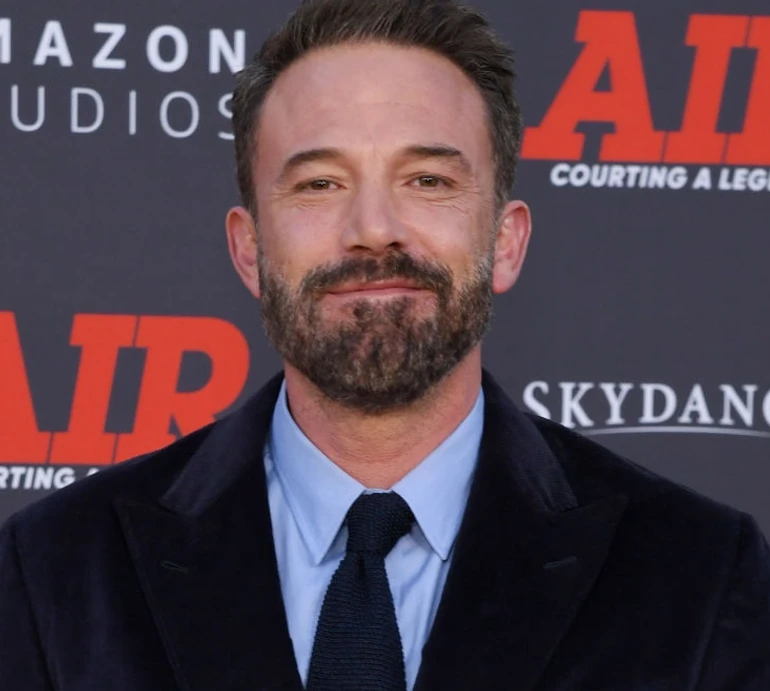 ЗМІ взнали, куди Аффлек з'їхав від Лопес, а він потролив їх светром. Фото