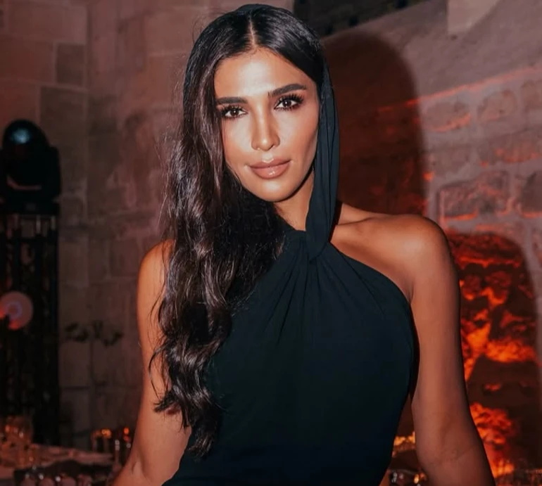 Дімопулос у топі і трусиках похвалилася рельєфним пресом та назвала кількість тренувань за тиждень. Фото