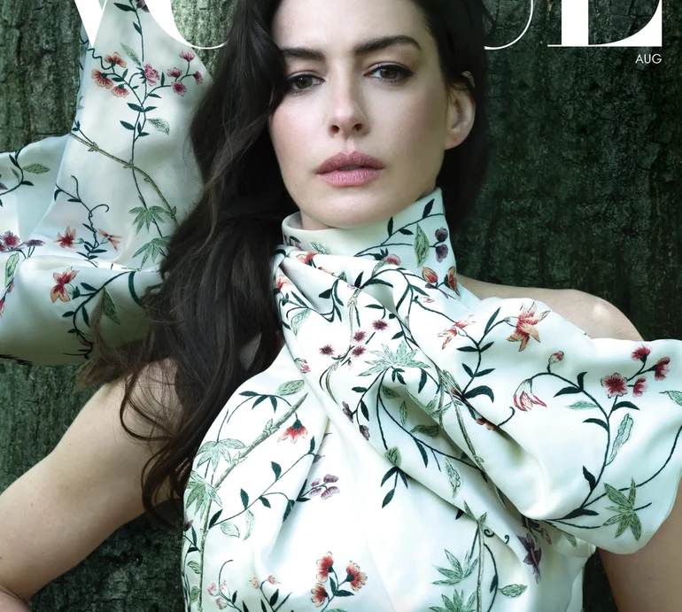 Хетевей у камінцях на голих персах ефектно попозувала в музеї для глянцю. Фото