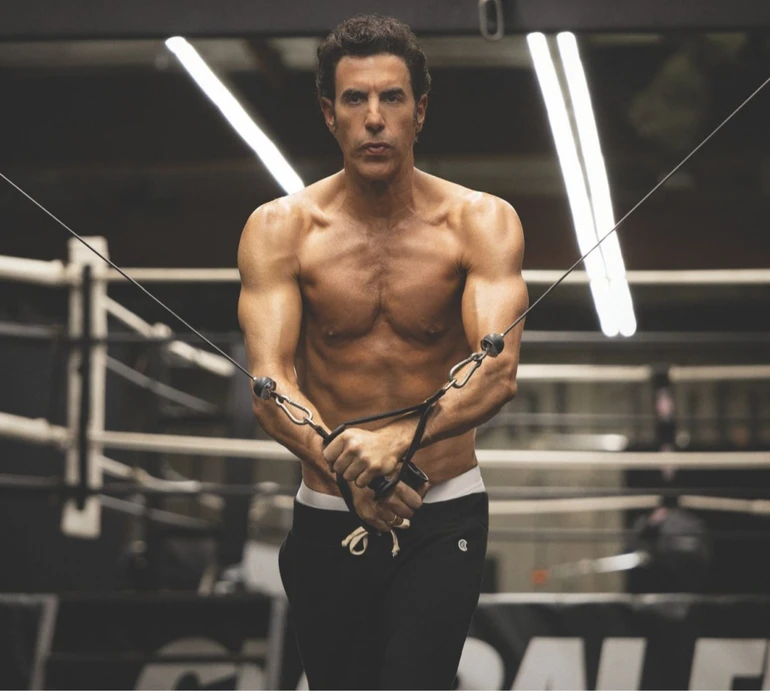 Це не ШІ: 53-річний Саша Барон Коен вразив трансформацією, посвітивши м'язами у фітнесглянці