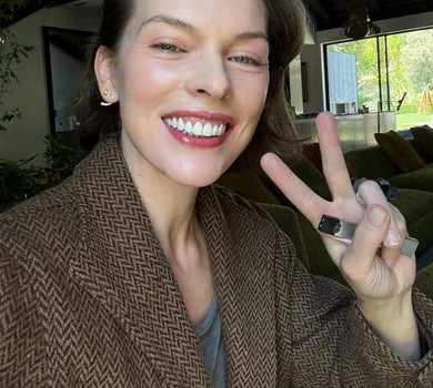 Це ідеально: Йовович показалася на відпочинку з чоловіком і трьома доньками. Фото