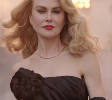 Голлівудська діва на подіумі: Кідман у вінтажній сукні з оголеними плечима ефектно відкрила шоу Vogue. Відео