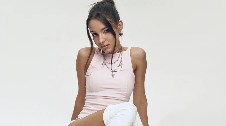 Даша Кубік у кудлатих шортиках і топі посвітила стрункою фігурою в готелі Буковеля