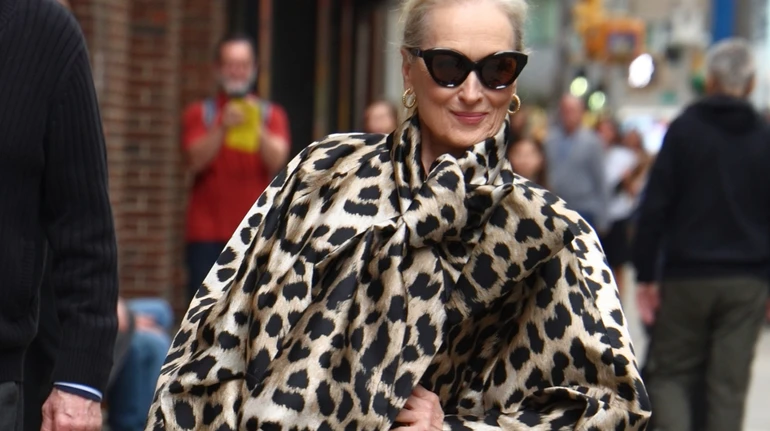 76-річна Меріл Стріп у леопардовій блузі-пальті з бантом грайливо попозувала на вулиці Нью-Йорка