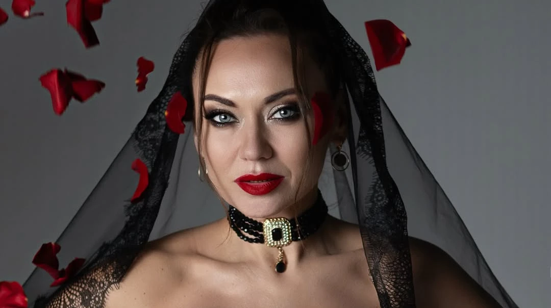 Саліванчук у корсеті та вельоні випнула пишний бюст та поласувала кав'яром на камеру. Фото