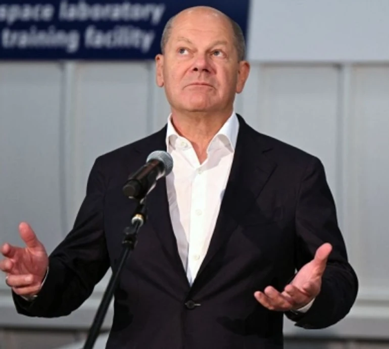 Партія піратів: канцлер Німеччини Шольц після падіння показався з пов'язкою на оці, заявив, що жде мемів, і діждався. ФОТО