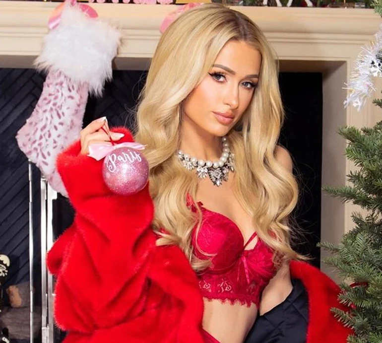 Гарячі свята: Періс Хілтон у сексі спідньому попозувала біля ялинки. Фото