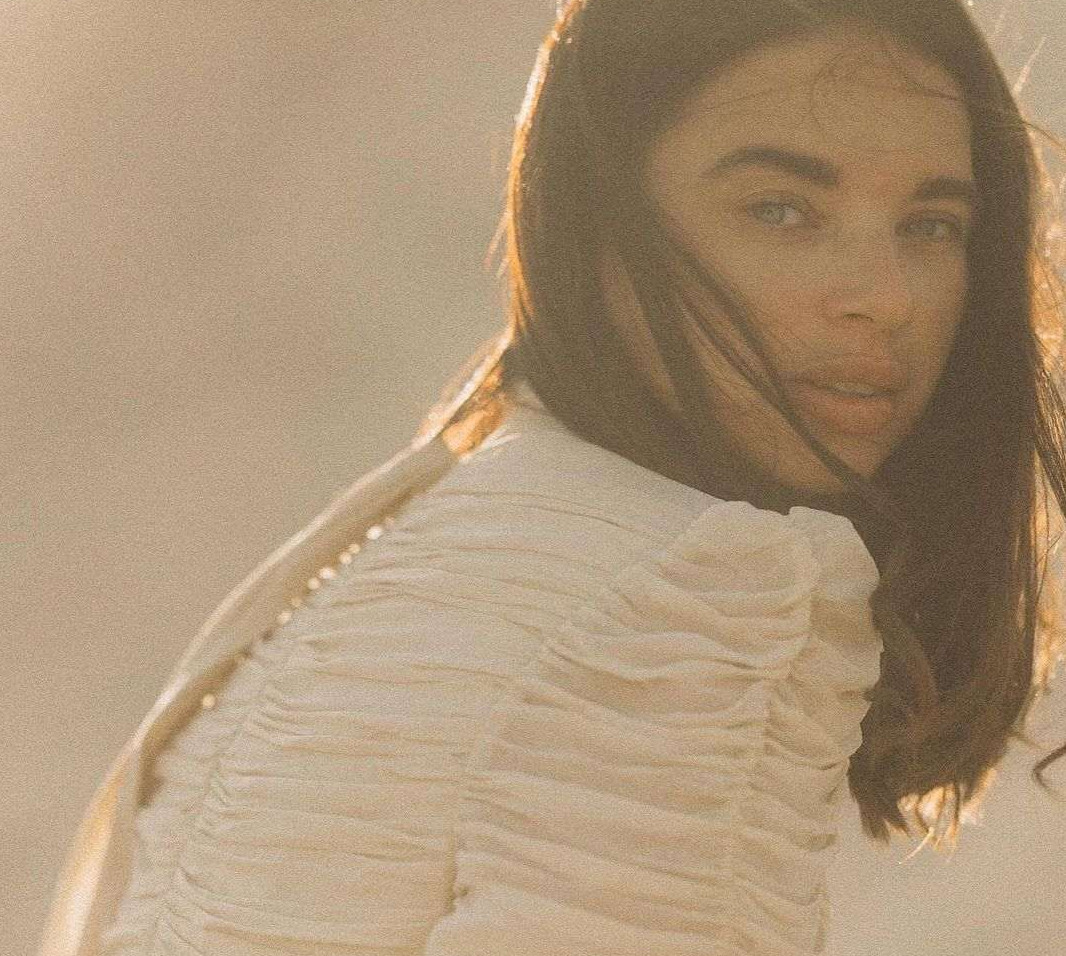 Дружина Усика в ніжній сукенці оголила стегно на тлі іспанських пісків