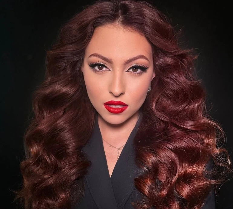 Донька Полякової в міні та кошлатих мештах попозувала на тлі сонячного Бостона