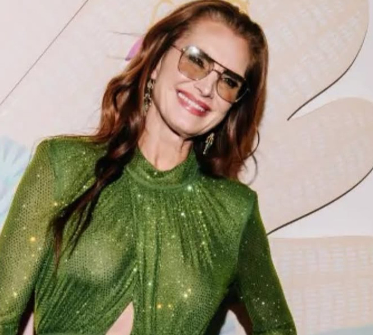 Гаряча ювілярка: Брук Шилдс зустріла свої 60 на пляжі в бікіні. Фото