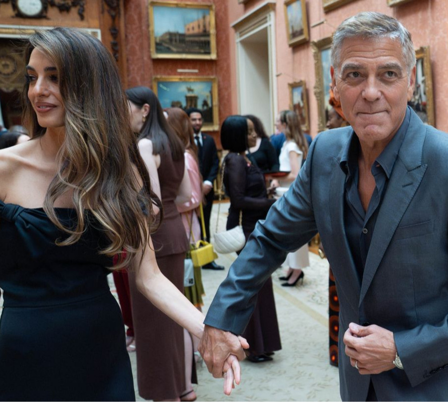 Клуні з чепурною дружиною в маленькій чорній сукні навідали Чарльза ІІІ у Букінгемському палаці