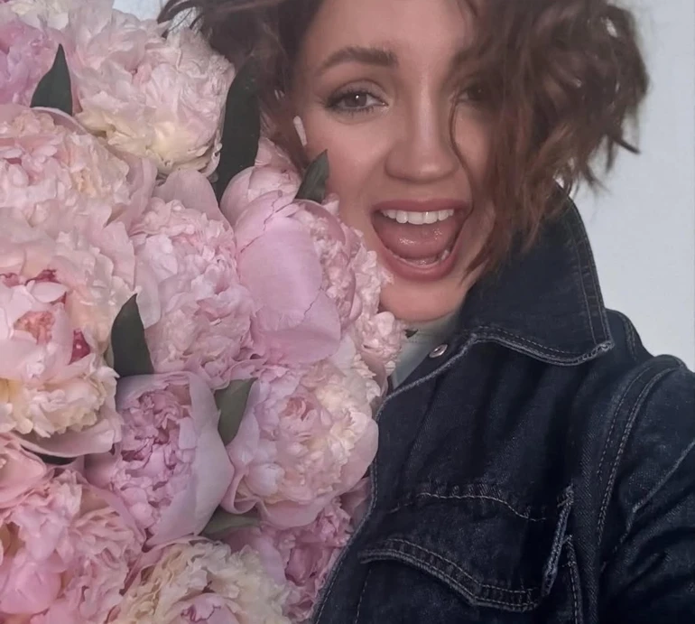 Боялась: Цибульська з півоніями в руках зізналася, чому не любила квіти