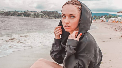 Булітко у мокрому платті попозувала для звабного відео у морських хвилях