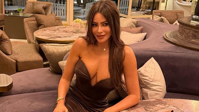 Вергара у Парижі впакувала ласі форми в обтислу шкіру кольору шоколаду. Фото