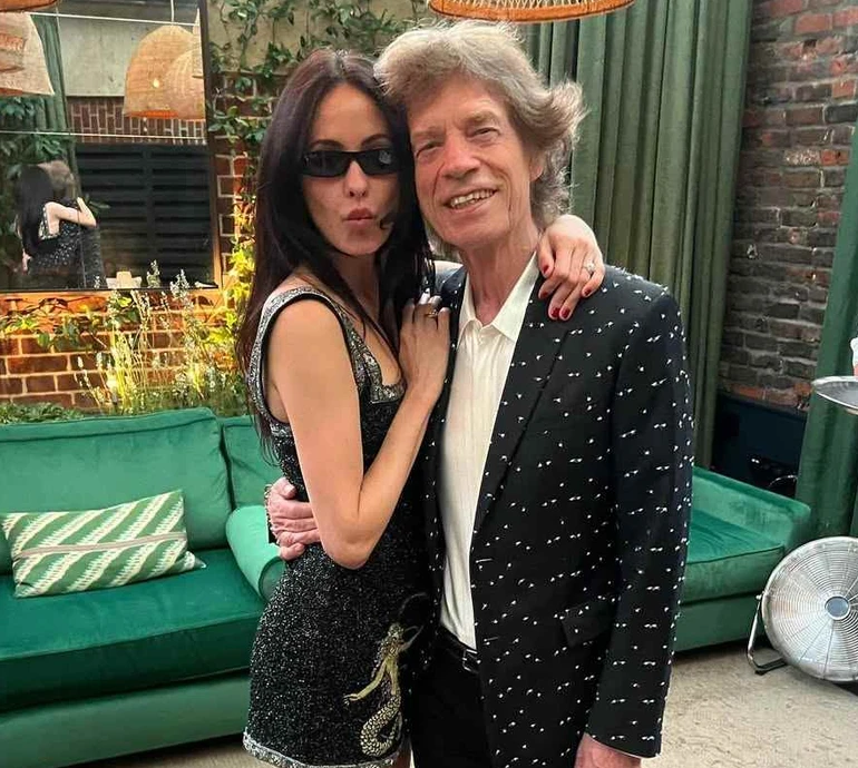 82-річний Джаггер у джинсах та його наречена в заквітчаному максі з'явилися на благодійному заході в Лондоні. Фото