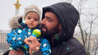 Виступають Віталій і Оскар: Козловський із маленьким сином атмосферно поспівав у центрі Києва. Відео