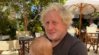 Росте ще одна білявка: дружина Бориса Джонсона замилувала фото їхньої 8-місячної донечки на руках у тата