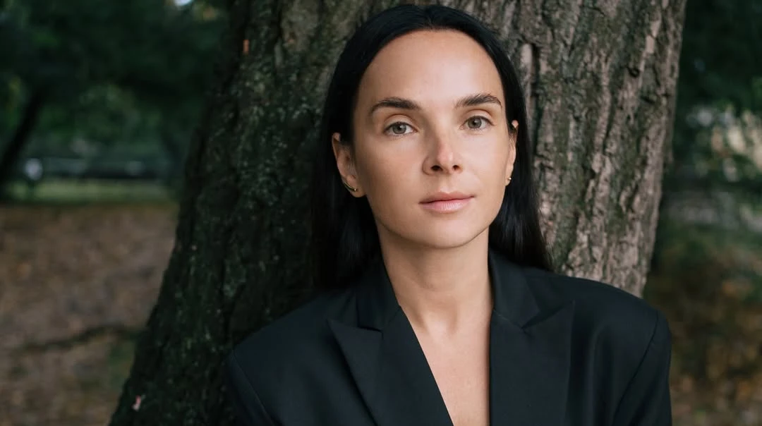 Красива, чуттєва, наповнена: Мірошниченко в купальнику й накидці попозувала на вулканічному піску. Фото