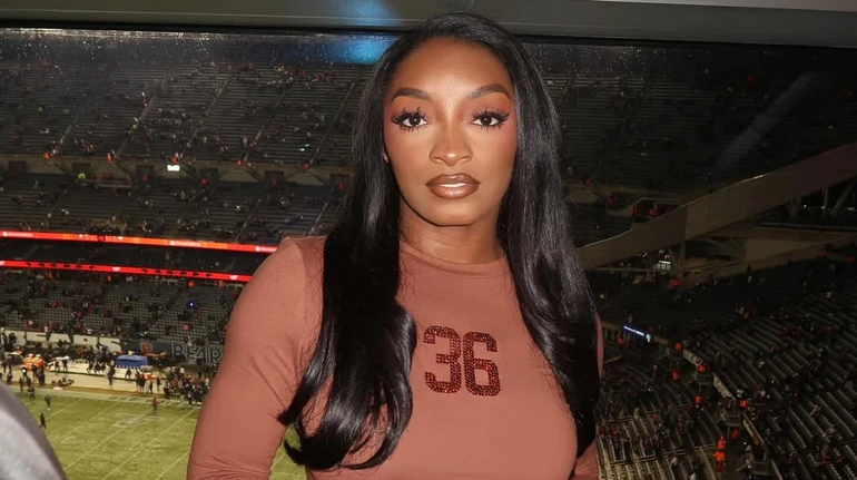 Сімона Байлз у бікіні та куцих шортиках посвітила бюстом і пласким животом на яхті. Фото