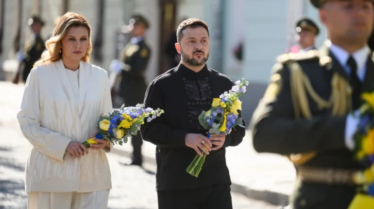 Зеленська у білому костюмі з колоссям від Litkovska приєдналася до чоловіка на заходах до Дня Незалежності. Фото