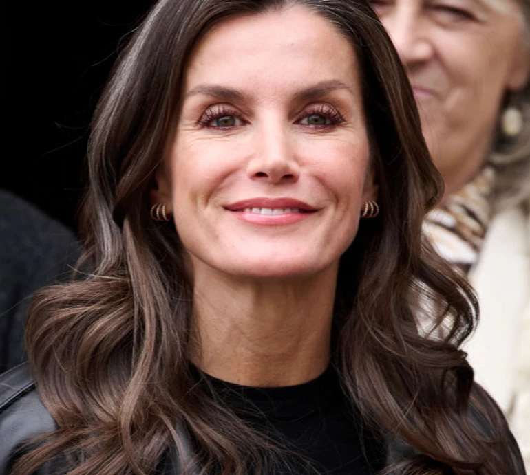 Тренч за  $3000 та зміїна торбинка: королева Летісія вигуляла шкіряний лук на семінарі у Мадриді