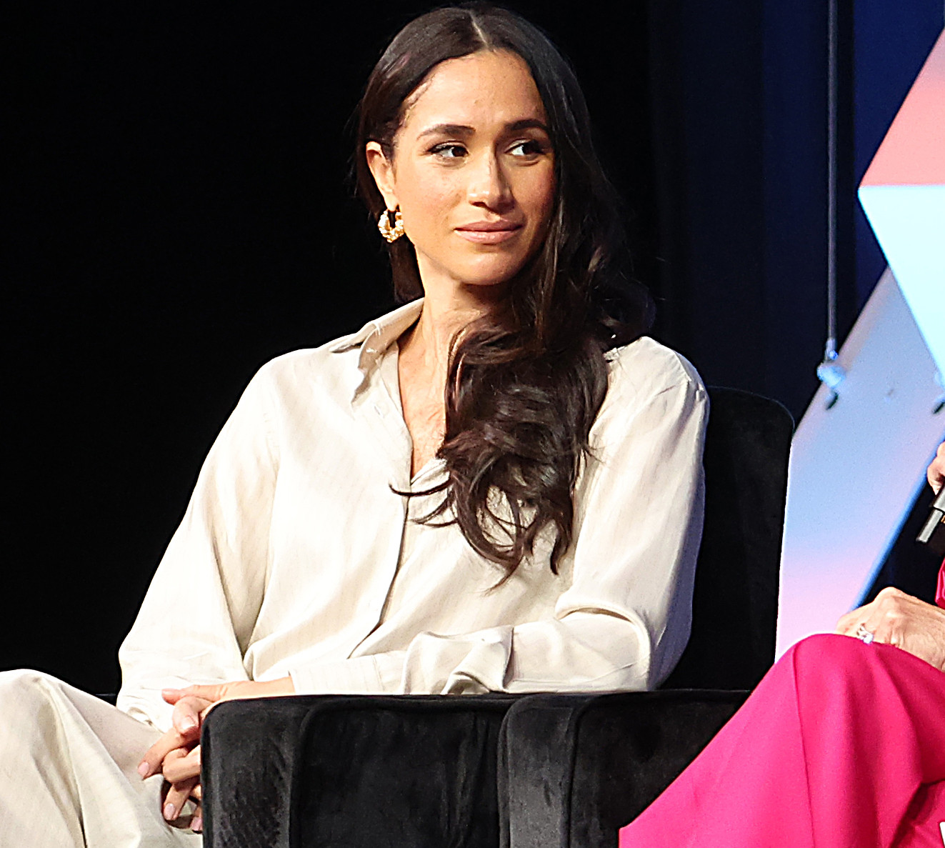 Меган Маркл у кремовому шовку та дорогих прикрасах розповіла, коли отримала найбільше хейту в соцмережах