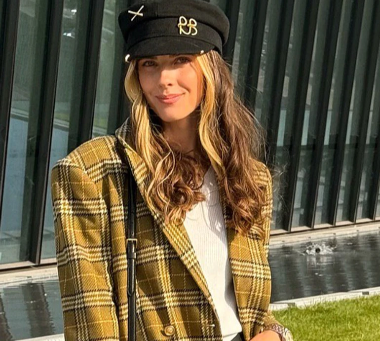 Магучіх у яскравому бікіні попозувала у басейні для сонячних фото