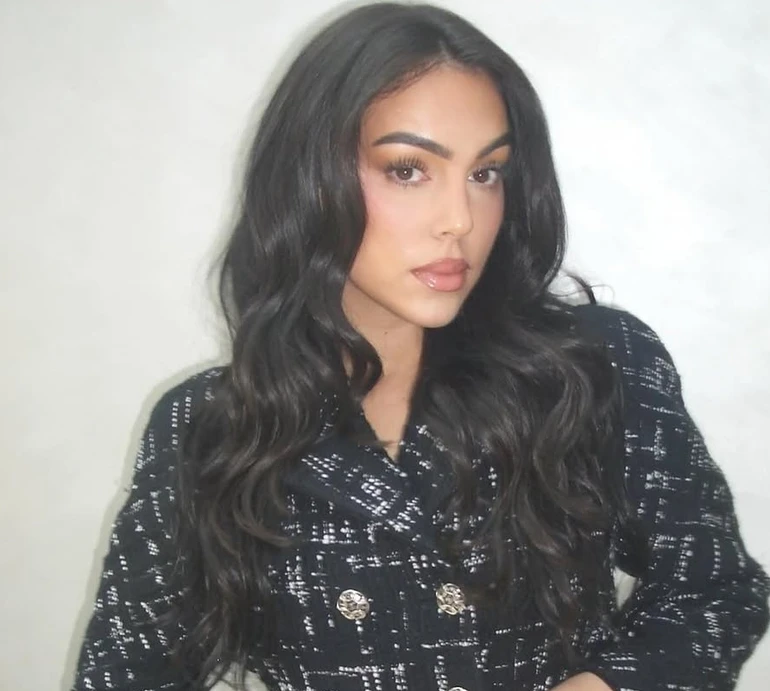 Наречена Роналду у топі й лосинах спокусливо повигиналася в інфрачервоній сауні. Фото