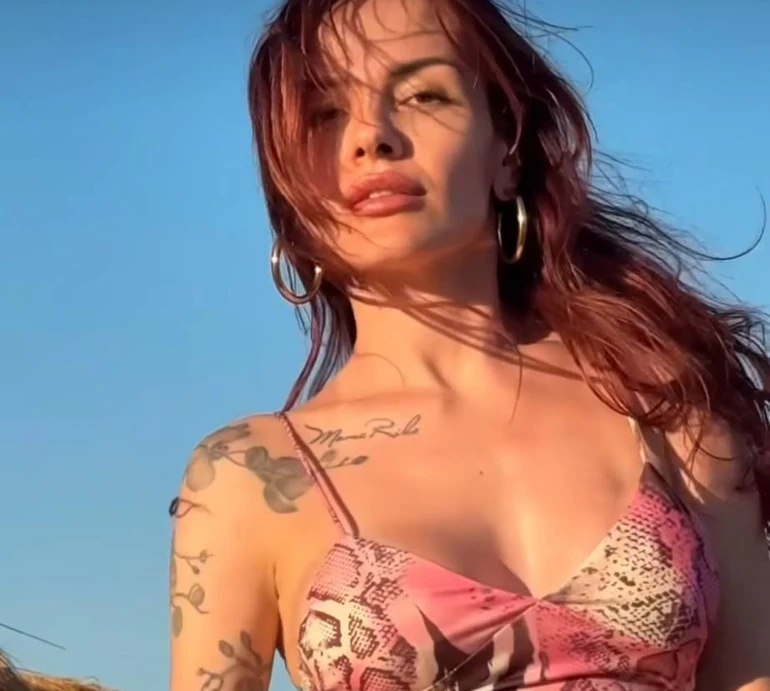 MamaRika у Єгипті зустріла 36-річчя танцями в романтичній сукні та показала щемливе вітання від чоловіка