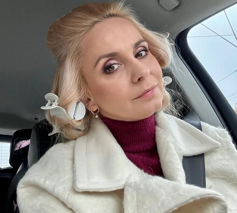 Ребрик у бігудях пожалілася на мамський режим та показалася зі своїм фанклубом