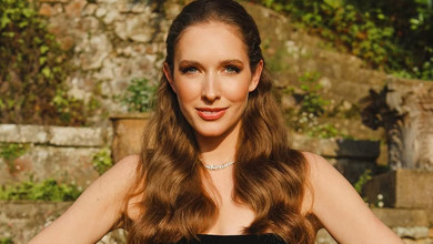 Осадча в ошатній чорно-білій сукні оголила плечі на заході в Каннах. Фото