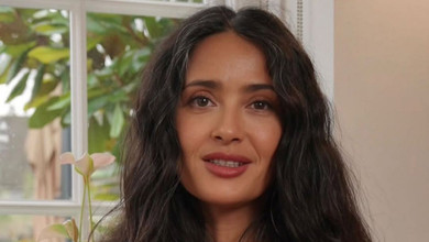 Хаєк вразила позою, в якій намагається збагнути, як влаштований світ. Фото